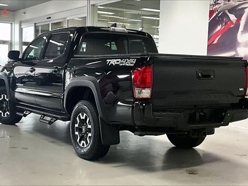 Used 2017 Toyota Tacoma TRD Off-Road image 4