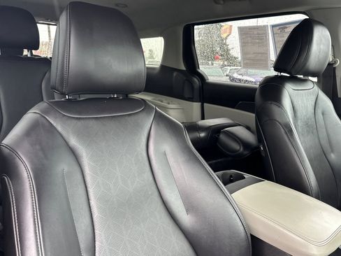 Used 2022 Kia Carnival LX image 17