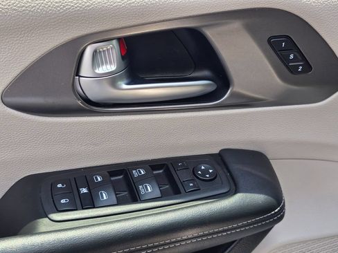 Used 2023 Chrysler Pacifica Touring-L FWD image 18