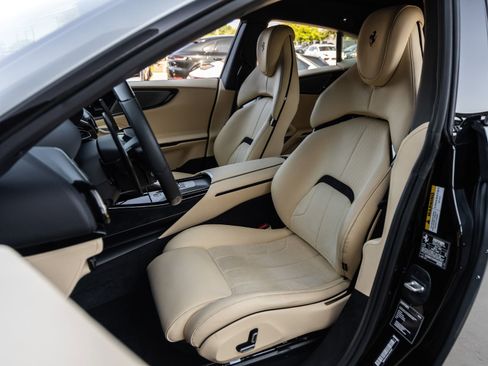 Used 2025 Ferrari Purosangue AWD/4WD image 30
