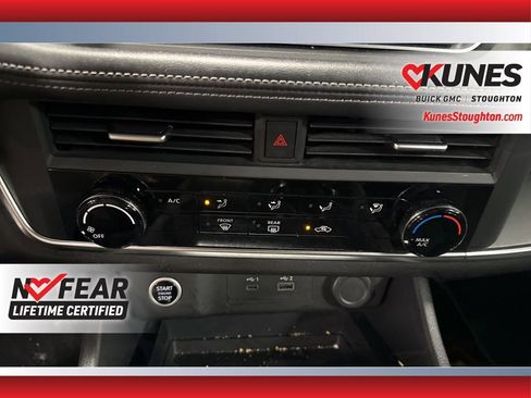 Used 2023 Nissan Rogue S image 31