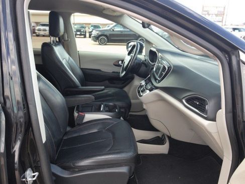 Used 2019 Chrysler Pacifica Touring-L FWD image 31