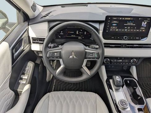 Used 2025 Mitsubishi Outlander AWD image 15