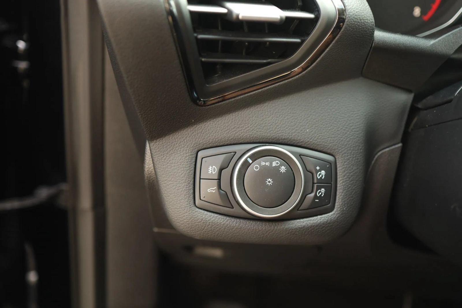 Used 2018 Ford Escape Titanium w/ Ford Safe & Smart Package FWD image 17