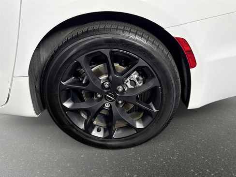Used 2021 Chrysler Pacifica Touring-L w/ Uconnect Theater Family Group FWD image 31