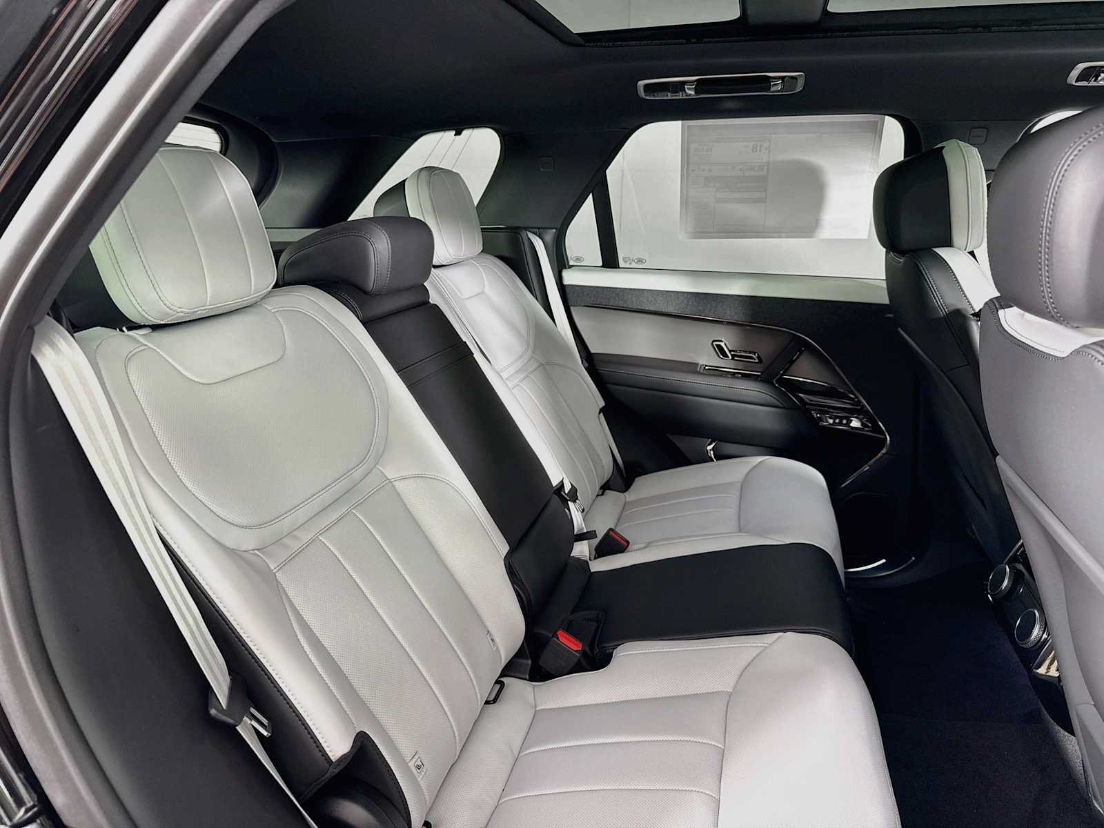 New 2027 Land Rover Range Rover Long Wheelbase SE AWD/4WD image 28