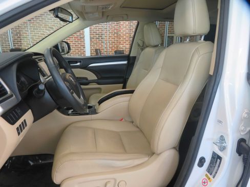 Used 2016 Toyota Highlander XLE FWD image 15