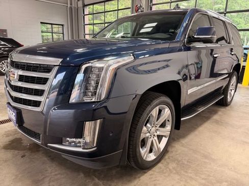 Used 2017 Cadillac Escalade Luxury AWD/4WD image 5