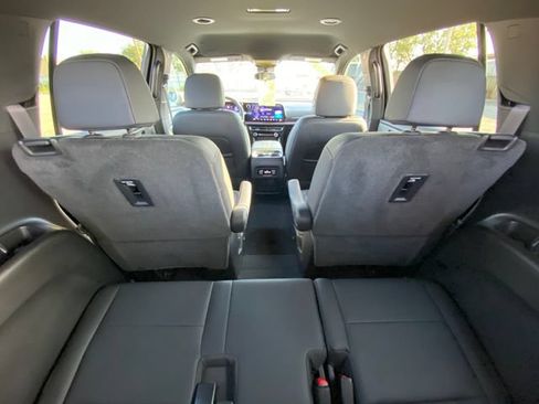 Used 2024 Chevrolet Traverse Z71 AWD/4WD image 18