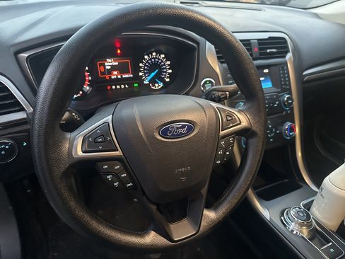 Used 2017 Ford Fusion SE image 9