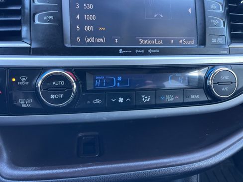 Used 2019 Toyota Highlander XLE image 12