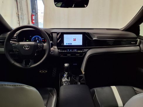 Used 2025 Toyota Camry SE image 11