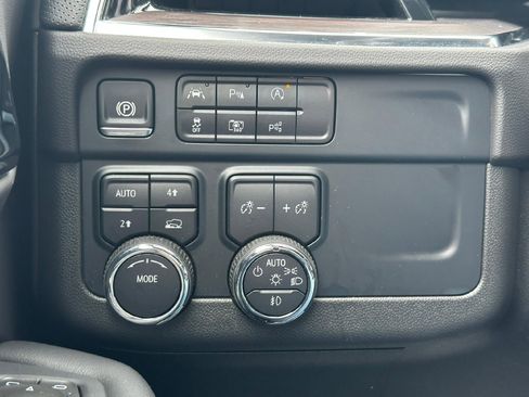 Certified 2025 Chevrolet Suburban Premier image 15