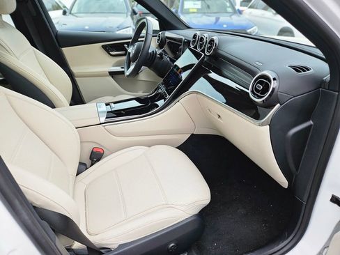 Used 2025 Mercedes-Benz GLC 300 4MATIC image 11