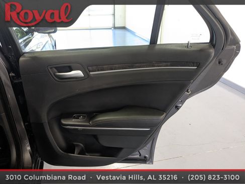 Used 2018 Chrysler 300 Limited image 9