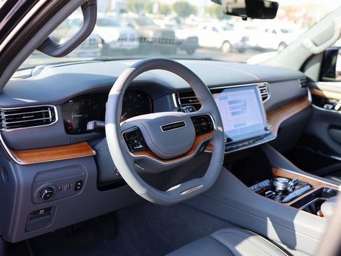 Used 2023 Jeep Grand Wagoneer Series II image 14