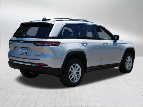 Used 2023 Jeep Grand Cherokee Laredo X AWD/4WD image 7