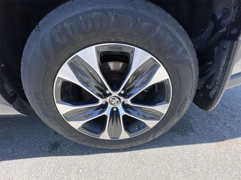 Used 2021 Toyota Highlander XLE AWD/4WD image 26