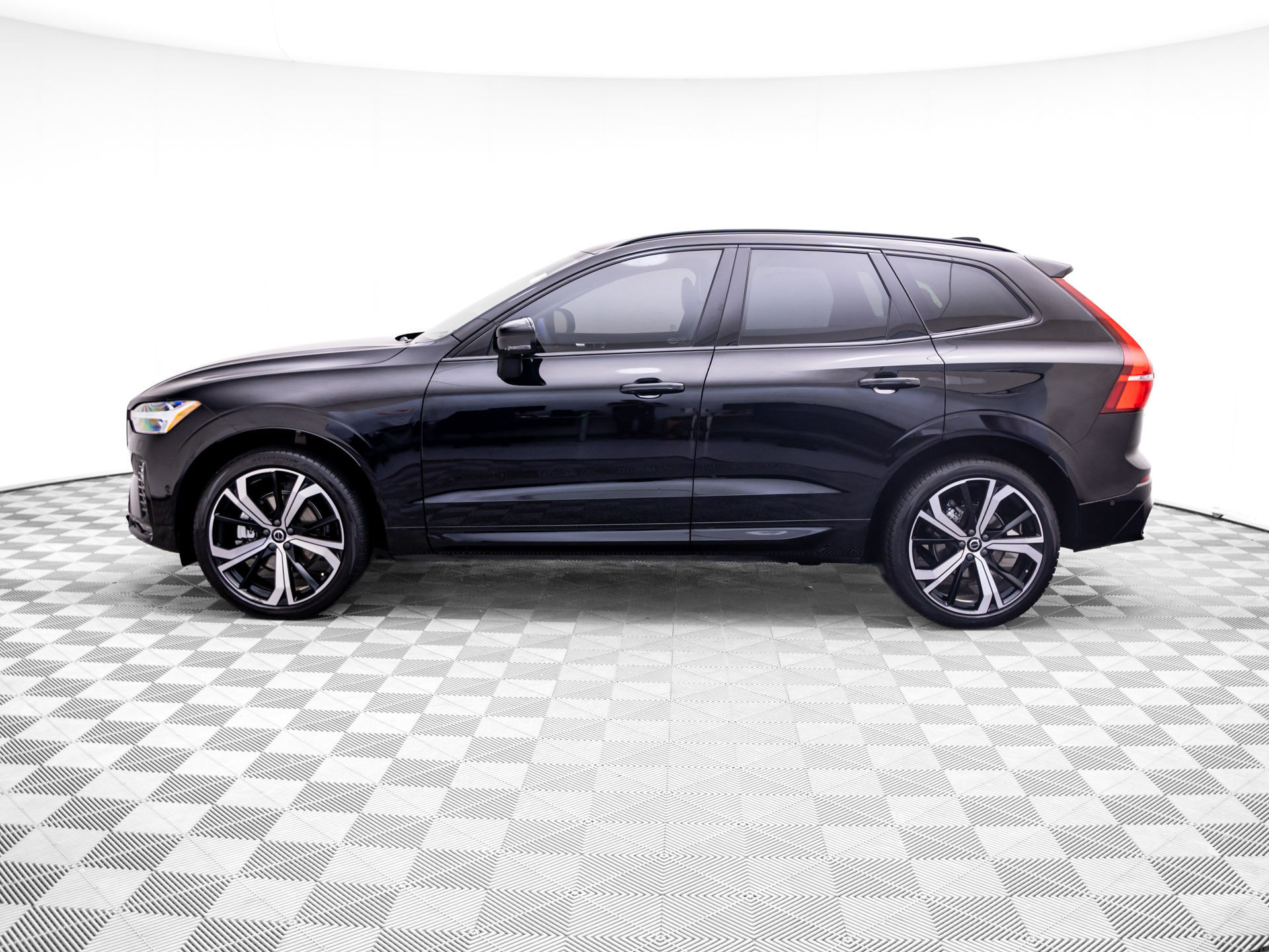 Used 2024 Volvo XC60 B5 Ultimate w/ Protection Package Premier AWD/4WD image 2