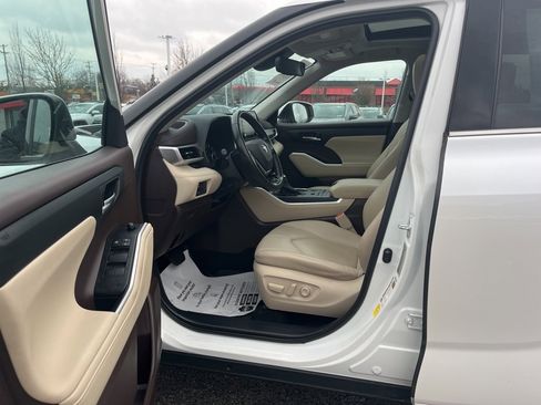 Certified 2021 Toyota Highlander XLE image 16