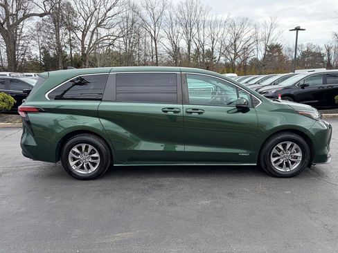 Used 2021 Toyota Sienna LE image 7
