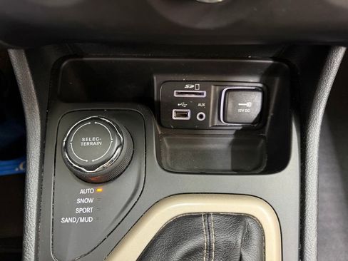 Used 2018 Jeep Cherokee Latitude w/ Altitude Package AWD/4WD image 28