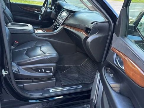 Used 2018 Cadillac Escalade Luxury AWD/4WD image 18