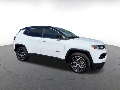 Used 2025 Jeep Compass Limited AWD/4WD image 2