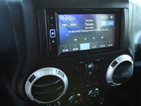 Used 2016 Jeep Wrangler Unlimited Sahara w/ Connectivity Group AWD/4WD image 24