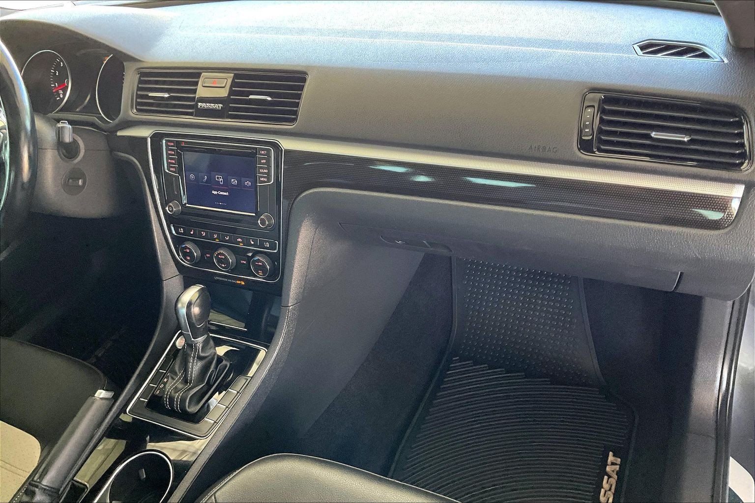 Used 2018 Volkswagen Passat 3.6 FWD image 23