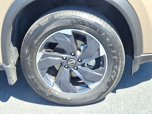 Used 2024 Nissan Rogue SV w/ SV Premium Package AWD/4WD image 8