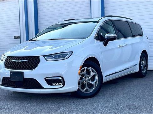 Used 2023 Chrysler Pacifica Limited FWD image 2