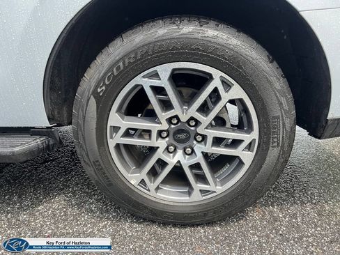 Used 2025 Ford Expedition Active AWD/4WD image 9