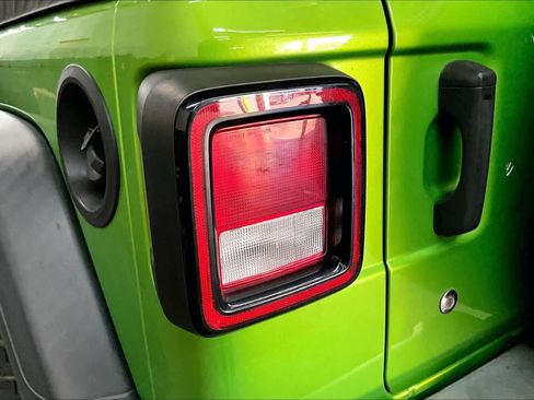 Used 2018 Jeep Wrangler Unlimited Sport image 31