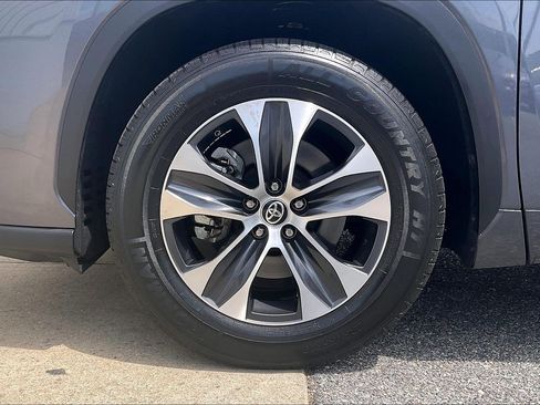 Used 2020 Toyota Highlander XLE FWD image 11
