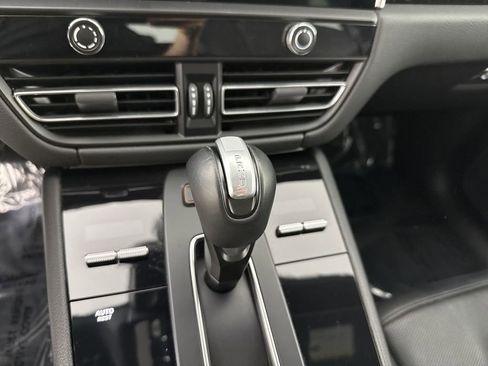 Certified 2024 Porsche Macan AWD/4WD image 43
