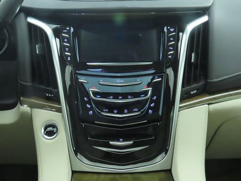 Used 2020 Cadillac Escalade Luxury w/ LPO, Radiant Package image 14
