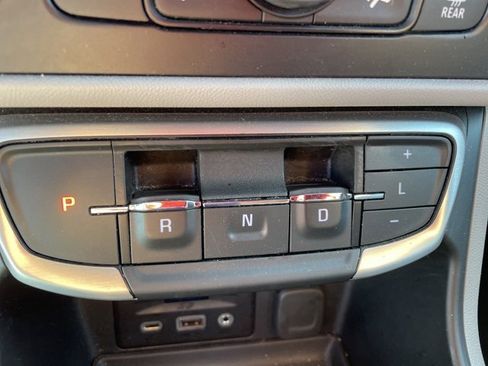 Used 2024 GMC Terrain SLT image 27