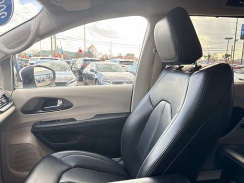 Used 2023 Chrysler Pacifica Touring-L image 16