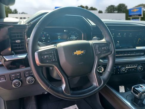Used 2023 Chevrolet Silverado 1500 High Country w/ High Country Premium Package AWD/4WD image 9