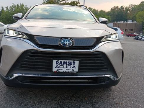 Used 2021 Toyota Venza XLE w/ Softex Package AWD/4WD image 8