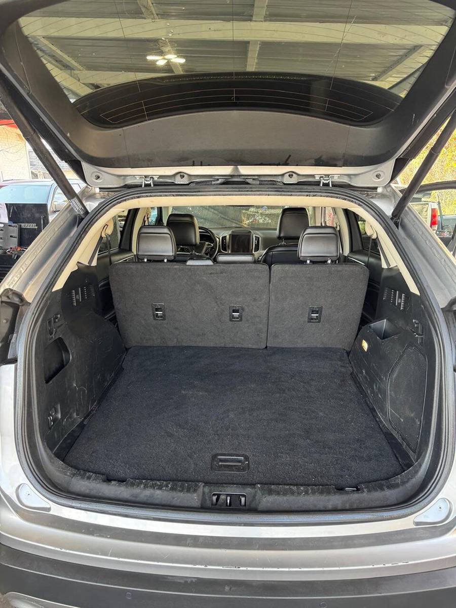 Used 2021 Ford Edge Titanium FWD image 3