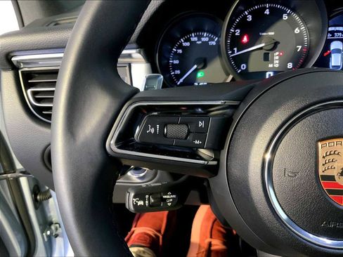 Certified 2025 Porsche Macan image 27