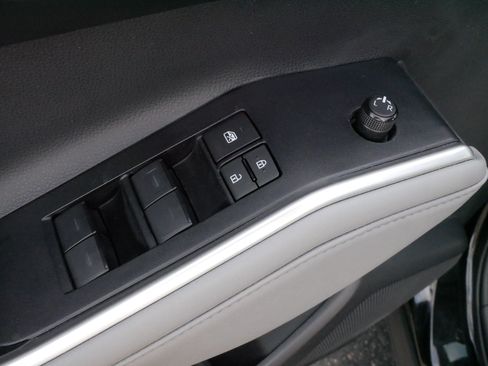 Certified 2021 Toyota Highlander XLE FWD image 19