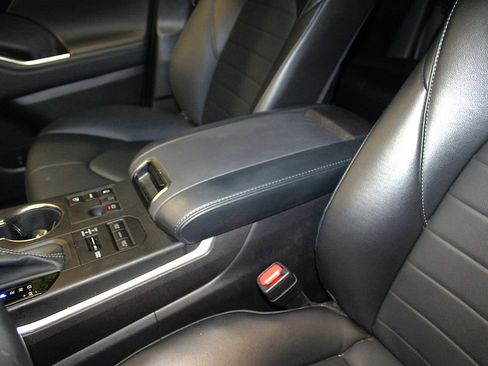 Used 2023 Toyota Highlander XLE AWD/4WD image 21