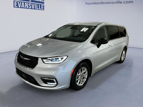 Used 2024 Chrysler Pacifica Touring-L FWD image 2