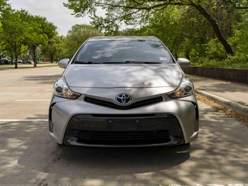Used 2017 Toyota Prius V Three image 3