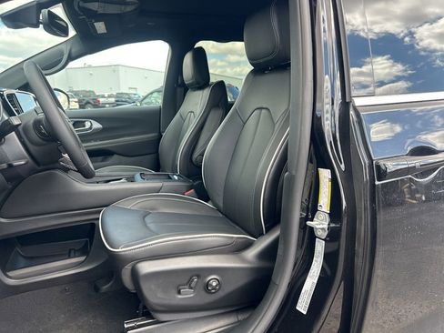 New 2026 Chrysler Pacifica Limited w/ Trailer Tow Group FWD image 4