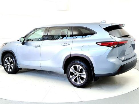 Used 2022 Toyota Highlander XLE AWD/4WD image 4