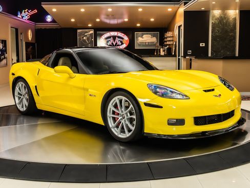 Used 2013 Chevrolet Corvette Z06 w/ 2LZ Preferred Equipment Group RWD image 9